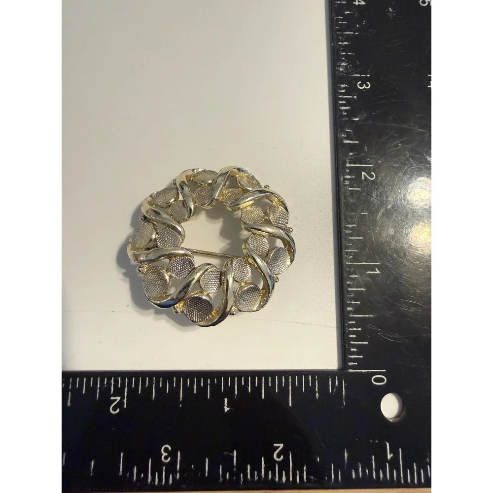 Vintage Gold Tone Wreath Brooch Textured Openwork Circle Pin 1.5 Inch